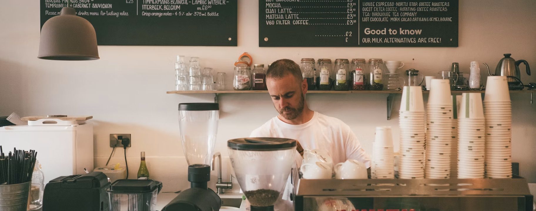 Barista atendendo em uma cafeteria